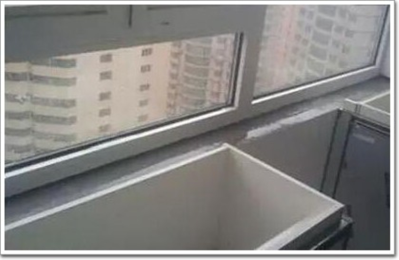 圖為雨季窗戶(hù)漏水滲入室內(nèi)